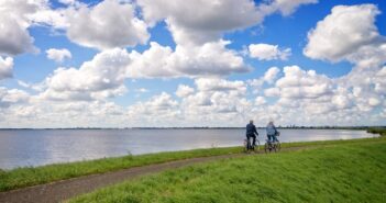 fietsen over dijkwegen